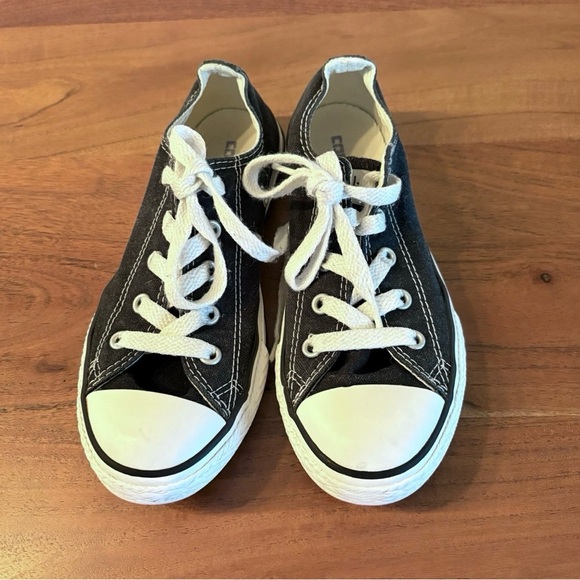 Kids Converse Chuck Taylor All Star Canvas Low Top Black Sneakers Shoes Size 1 - Picture 2 of 6